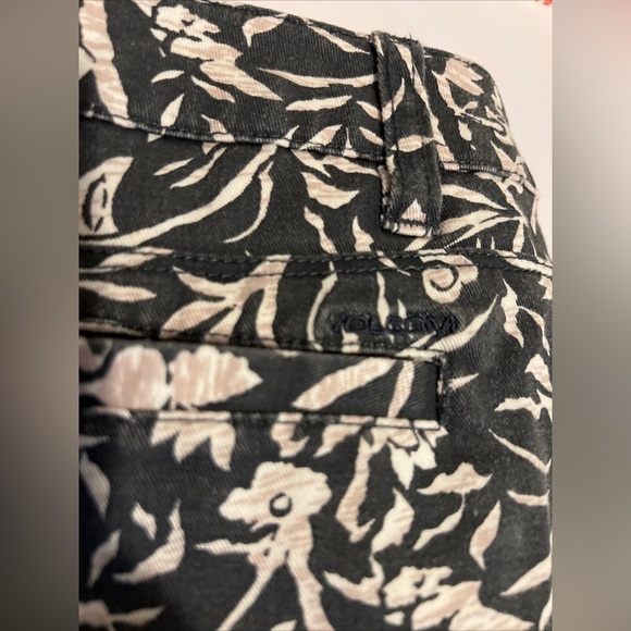 Volcom Womens Short Shorts Juniors Size 7 Floral Cotton Casual Low Rise Shortie - Picture 3 of 8